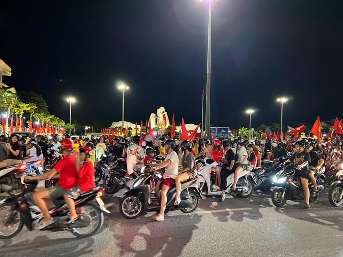 Đường phố rực rỡ cờ, hoa sau chiến thắng của đội tuyển bóng đá Việt Nam - Ảnh: Trần Hòa
