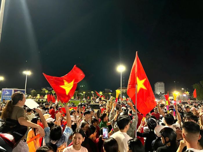 Hàng nghìn người dân tập trung tại Quảng trường Hồ Chí Minh, phường Đồng Hới để mừng chiến thắng của đội tuyển bóng đá Việt Nam - Ảnh: Trung Đức