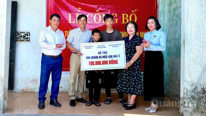 Trao kinh phí hỗ trợ xây dựng nhà tình nghĩa cho gia đình ông Hoàng Bá Hiểu, nạn nhân chất độc da cam tại xã Sen Ngư - Ảnh: Quang Ngọc