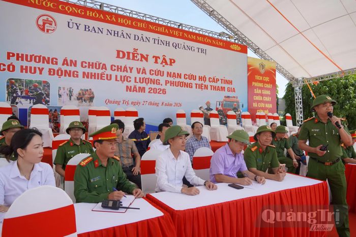 Đồng chí Lê Văn Bảo, Phó Chủ tịch UBND tỉnh kiểm tra công tác chuẩn bị diễn tập phương án chữa cháy và cứu nạn, cứu hộ cấp tỉnh tại Bệnh viện đa khoa TTH Quảng Bình, phường Đồng Hới - Ảnh: H.L
