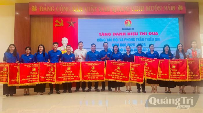 16 đơn vị đươc nhận cờ thi đua xuất sắc trong công tác Đội và phong trào thiếu nhi cấp xã năm học 2025-2026 của Hội đồng Đội tỉnh - Ảnh: B.N