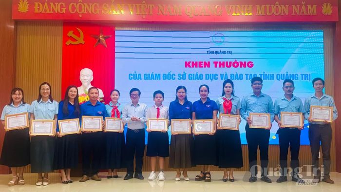 Lãnh đạo Sở Giáo dục và Đào tạo tặng giấy khen cho các tập thể và cá nhân có thành tích xuất sắc trong công tác Đoàn, Đội và phong trào thiếu nhi năm học 2025-2026 - Ảnh: B.N