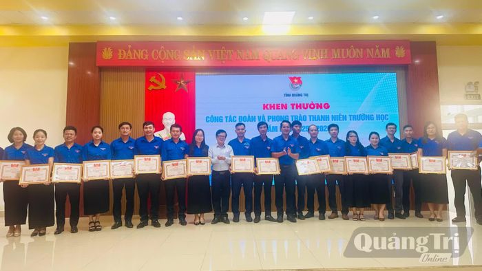 Ban Chấp hành Tỉnh đoàn tặng bằng khen cho các tập thể và cá nhân có thành tích xuất sắc trong công tác Đoàn và phong trào thanh niên trường học năm học 2025-2026 - Ảnh: B.N