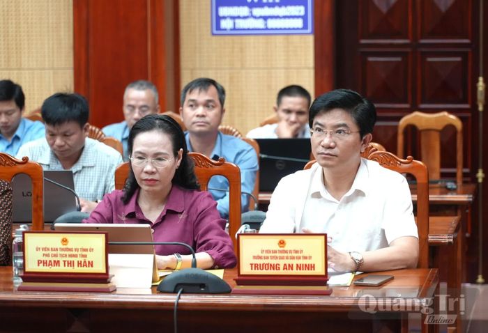 Đồng chí Trương An Ninh, Trưởng ban Tuyên giáo và Dân vận Tỉnh ủy và đồng chí Phạm Thị Hân, Phó Chủ tịch Thường trực HĐND tỉnh tham dự hội nghị tại điểm cầu tỉnh Quảng Trị - Ảnh: T.Đ