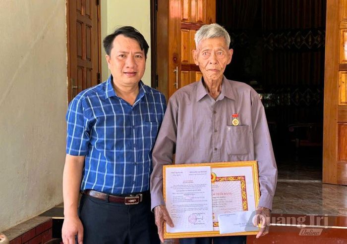 Đại diện lãnh đạo Đảng ủy xã Minh Hóa đến nhà trao Huy hiệu Đảng cho đảng viên tuổi cao, sức yếu - Ảnh: C.T