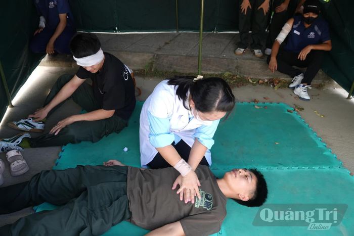 Trạm Y tế dã chiến được thành lập ở gần khu vực xảy ra cháy nhằm kịp thời cứu chữa người bị nạn - Ảnh: T.Đ
