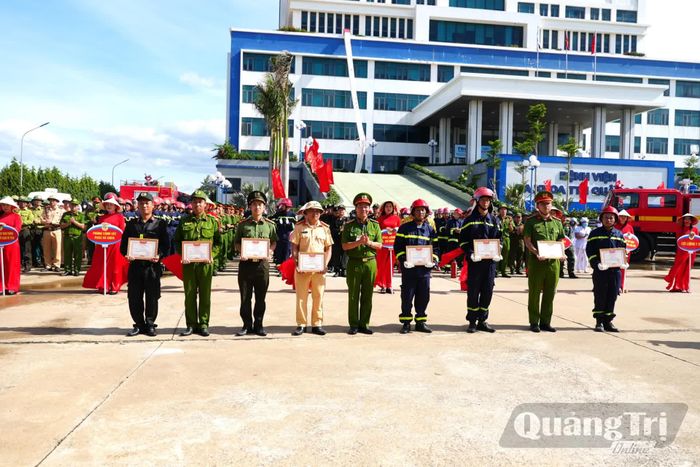 Các tập thể, cá nhân có thành tích trong cuộc diễn tập được Giám đốc Công an tỉnh khen thưởng - Ảnh: T.Đ