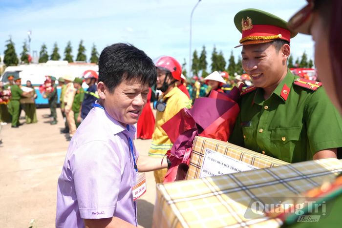 Đồng chí Lê Văn Bảo, Phó Chủ tịch UBND tỉnh tặng quà, động viên các lực lượng tham gia cuộc diễn tập - Ảnh: T.Đ