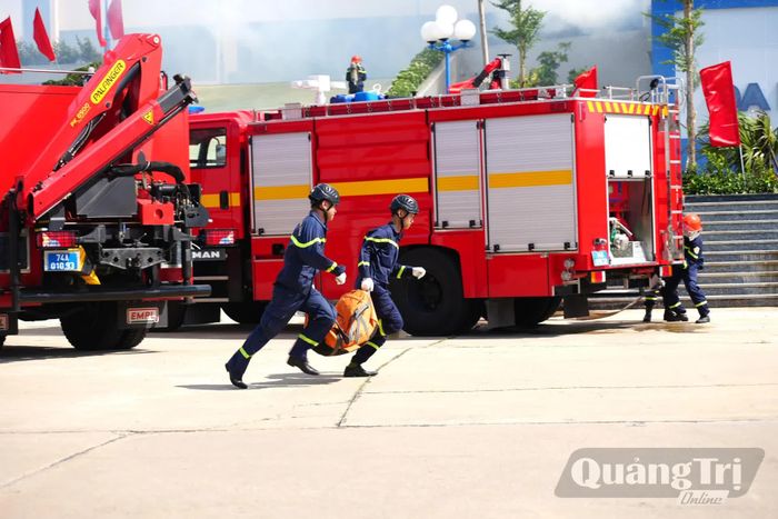Lực lượng chữa cháy chuyên nghiệp được huy động để tham gia chữa cháy - Ảnh: T.Đ