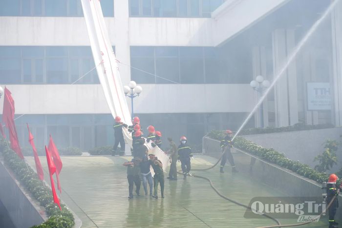 Các lực lượng phối hợp đưa người từ tầng cao xuống vị trí an toàn - Ảnh: T.Đ