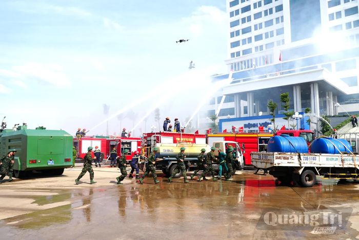 Lực lượng quân sự được huy động đến hiện trường phối hợp chữa cháy và cứu nạn, cứu hộ - Ảnh: T.Đ