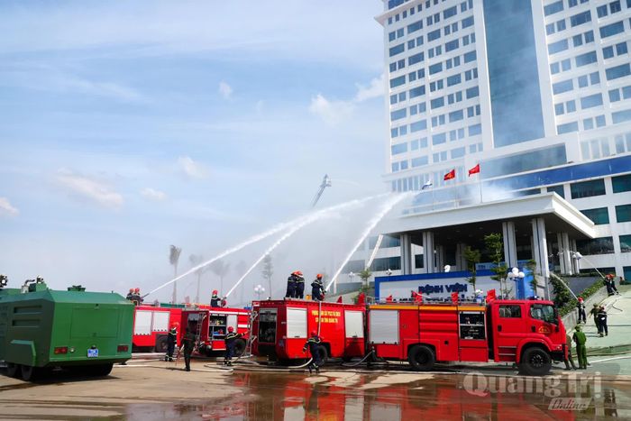 Các lực lượng dồn tổng lực để dập tắt đám cháy - Ảnh: T.Đ