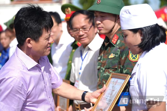 Đồng chí Lê Văn Bảo, Phó Chủ tịch UBND tỉnh trao bằng khen của Chủ tịch UBND tỉnh cho các tập thể, cá nhân có thành tích trong cuộc diễn tập - Ảnh: T.Đ