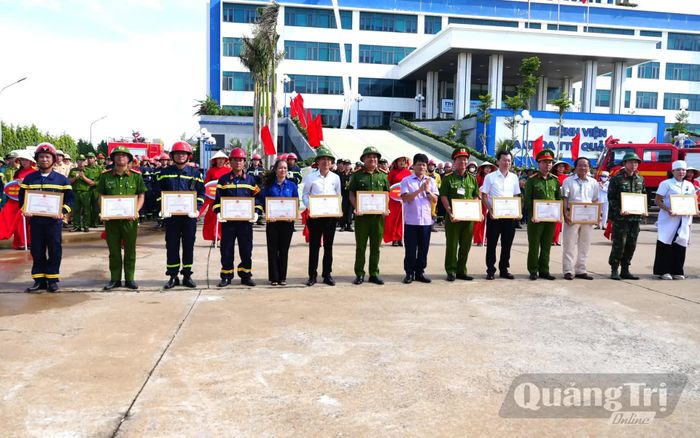 Đồng chí Lê Văn Bảo, Phó Chủ tịch UBND tỉnh trao bằng khen của Chủ tịch UBND tỉnh cho các tập thể, cá nhân có thành tích trong cuộc diễn tập - Ảnh: T.Đ