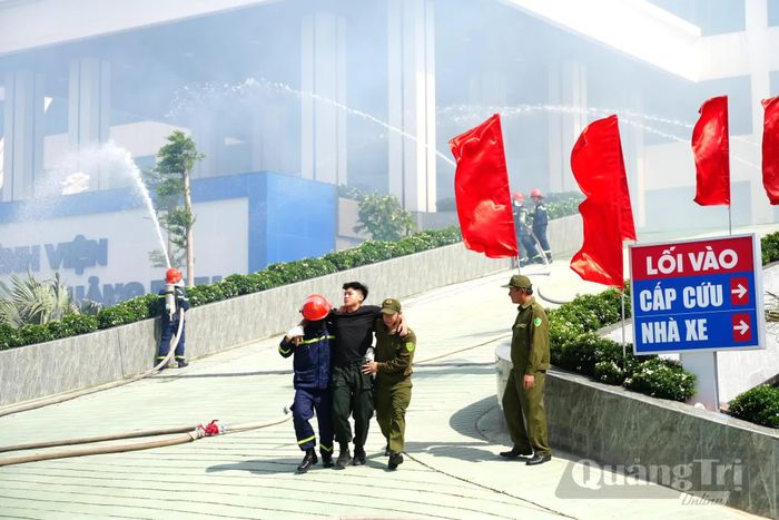 Người bị nạn được các lực lượng phối hợp đưa ra khỏi đám cháy - Ảnh: T.Đ