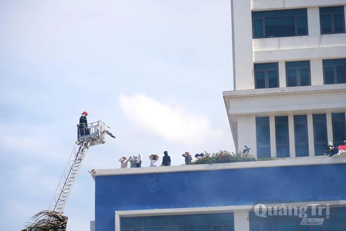 Xe thang chuyên dụng được huy động để cứu nạn, cứu hộ người ở tầng cao - Ảnh: T.Đ