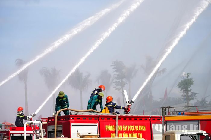 Các lực lượng liên quan phối hợp tham gia chữa cháy - Ảnh: T.Đ