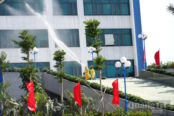 Lực lượng chữa cháy ở cơ sở tham gia chữa cháy - Ảnh: T.Đ