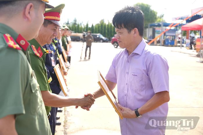 Đồng chí Lê Văn Bảo, Phó Chủ tịch UBND tỉnh trao bằng khen của Chủ tịch UBND tỉnh cho các tập thể, cá nhân có thành tích trong cuộc diễn tập - Ảnh: T.Đ