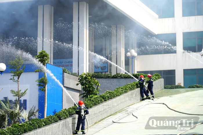 Lực lượng chữa cháy chuyên nghiệp tham gia chữa cháy - Ảnh: T.Đ