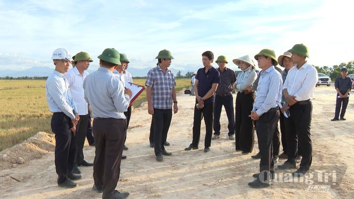 Đồng chí Hoàng Nam, Phó Chủ tịch Thường trực UBND tỉnh kiểm tra dự án Quốc lộ 15D đoạn từ cảng Mỹ Thủy đến cao tốc Cam Lộ-La Sơn - Ảnh: Việt Anh