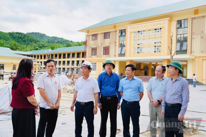 Đồng chí Nguyễn Văn Phương, Bí thư Tỉnh ủy kiểm tra thực tế, nghe báo cáo về tiến độ thi công dự án Trường nội trú tiểu học và THCS Đakrông - Ảnh: Mỹ Nhị