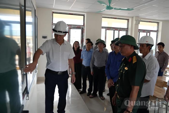 Đồng chí Nguyễn Văn Phương, Bí thư Tỉnh ủy kiểm tra thực tế, nghe báo cáo về tiến độ thi công dự án Trường nội trú tiểu học và THCS Hướng Phùng - Ảnh: Mỹ Nhị