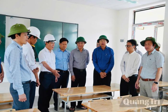 Đồng chí Nguyễn Văn Phương, Bí thư Tỉnh ủy nghe báo cáo tình hình lắp đặt thiết bị nội thất và trang thiết bị phục vụ sinh hoạt nội trú dự án Trường nội trú tiểu học và THCS Hướng Phùng - Ảnh: Mỹ Nhị