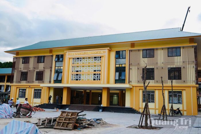 Mặt tiền một khối nhà 3 tầng khang trang tại dự án Trường nội trú tiểu học và THCS Đakrông - Ảnh: Mỹ Nhị