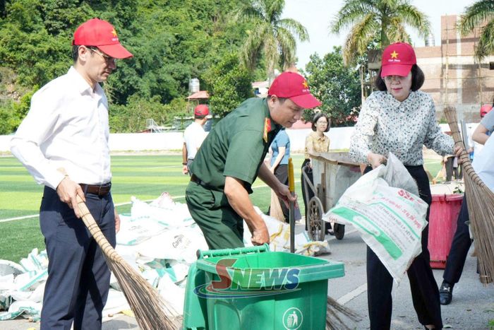 Các đại biểu dự Lễ phát động phong trào “Toàn dân tham gia xây dựng Khu du lịch quốc gia Mộc Châu xanh - sạch - đẹp - văn minh” cùng nhân dân vệ sinh môi trường.Ảnh: Hoàng Nghĩa