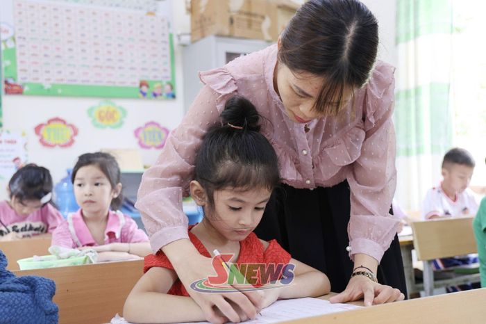 Học sinh lớp 1, Trường Tiểu học Tông Lạnh làm quen với môn tiếng Việt.