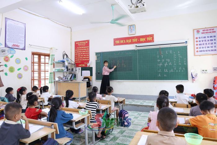 Học sinh lớp 1, Trường Tiểu học Tông Lạnh làm quen với môn tiếng Việt.