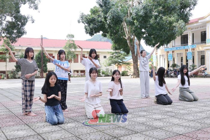 Học sinh Trường THCS Chu Văn An tập văn nghệ chuẩn bị cho Lễ khai giảng năm học mới