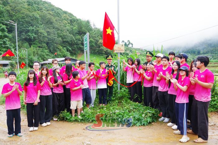 Gắn biển, bàn giao công trình “Thắp sáng vùng biên” tại bản Đin Chí, xã Yên Sơn.