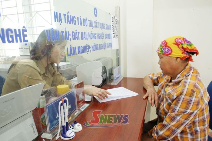 Cán bộ Trung tâm Phục vụ hành chính công phường Vân Sơn hướng dẫn nhân dân hoàn thiện các thủ tục hành chính.