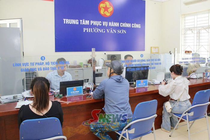 Giải quyết thủ tục hành chính cho nhân dân tại Trung tâm Phục vụ hành chính công phường Vân Sơn.