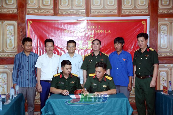 Các đại biểu chứng kiến lễ ký kết biên bản bàn giao "Nhà đồng đội".
