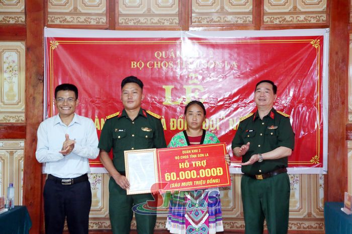 Lãnh đạo Bộ CHQS và xã Mường Lầm trao biển biểu trưng hỗ trợ kinh phí cho gia đình quân nhân Giàng A Cao ở bản Huổi Lếch, xã Mường Lầm.