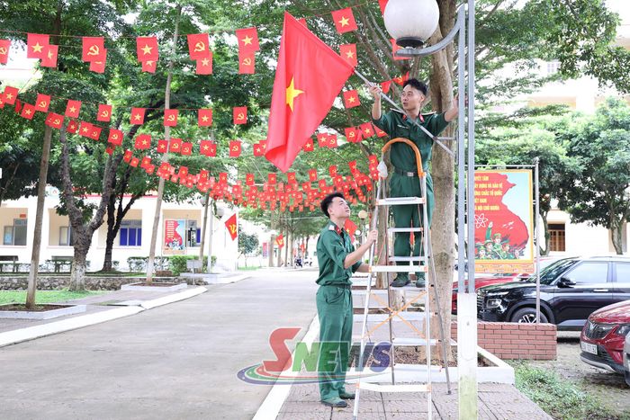Cán bộ, chiến sĩ Trung đoàn 754 treo cờ Tổ quốc chào mừng Quốc khánh 2/9