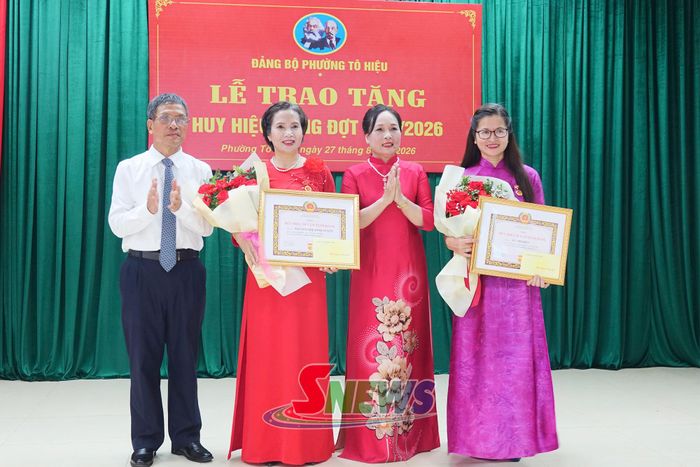 Các đảng viên nhận Huy hiệu 30 năm tuổi Đảng.