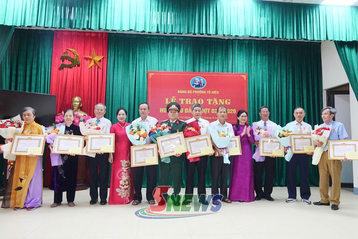 Các đảng viên nhận Huy hiệu 35 năm tuổi Đảng.