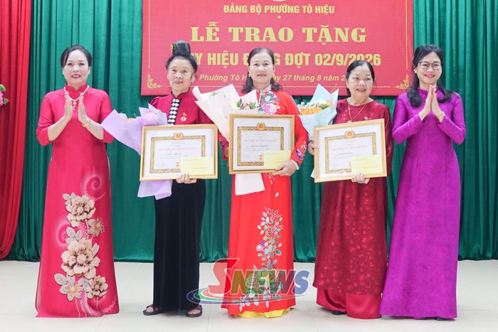Các đảng viên nhận Huy hiệu 45 năm tuổi Đảng.