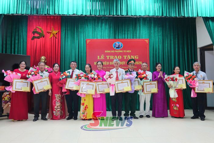 Đại diện phường Tô Hiệu trao Huy hiệu 35 năm tuổi Đảng cho đảng viên.