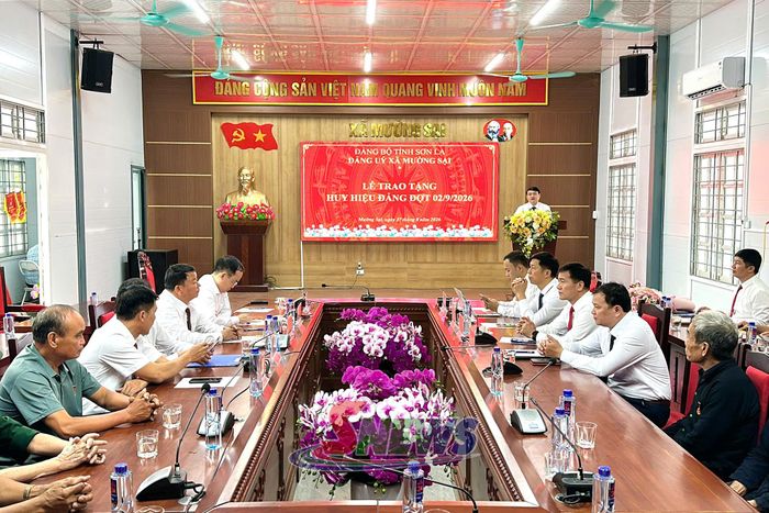 Đảng ủy xã Mường Sại tổ chức Lễ trao tặng huy hiệu Đảng đợt 2/9
