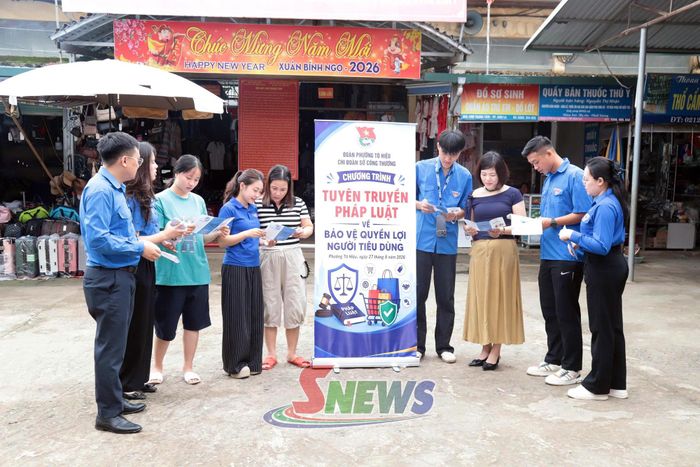 Các đoàn viên tuyên truyền pháp luật về bảo vệ người tiêu dùng tại Chợ Trung tâm. 
