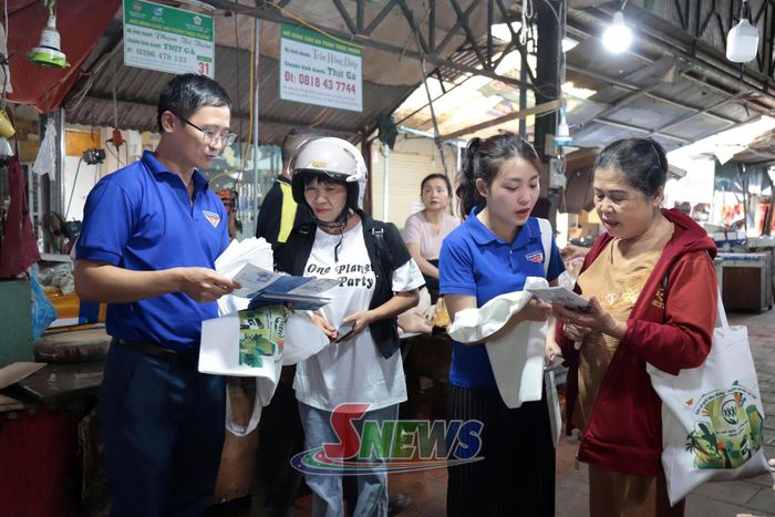 Các đoàn viên tuyên truyền pháp luật về bảo vệ quyền lợi người tiêu dùng tại Chợ 7/11.