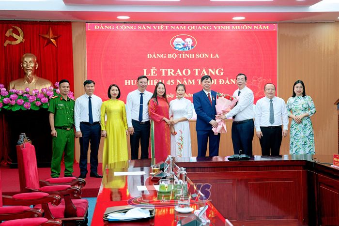 Các đồng chí trong Ban Thường vụ Đảng ủy phường Tô Hiệu tặng hoa chúc mừng đảng viên Cầm Ngọc Minh.