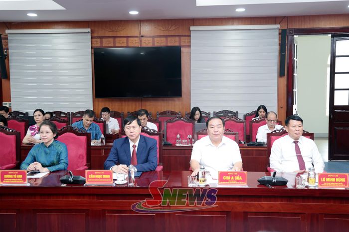 Các đại biểu dự Lễ trao tặng Huy hiệu 45 năm tuổi Đảng.