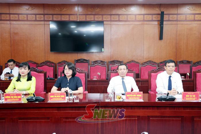Các đại biểu dự Lễ trao tặng Huy hiệu 45 năm tuổi Đảng.