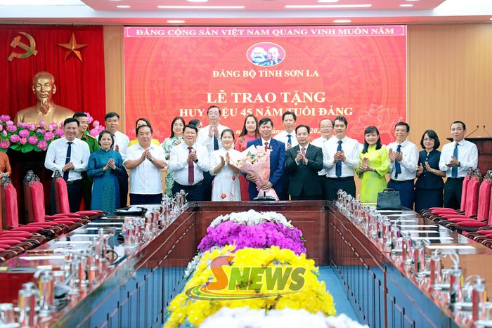 Các đồng chí trong tập thể Thường trực Tỉnh ủy, Ủy viên Ban Thường vụ Tỉnh ủy, lãnh đạo các cơ quan tham mưu giúp việc Tỉnh ủy và tập thể Ban Thường vụ Đảng ủy phường Tô Hiệu tặng hoa chúc mừng đồng chí Cầm Ngọc Minh.